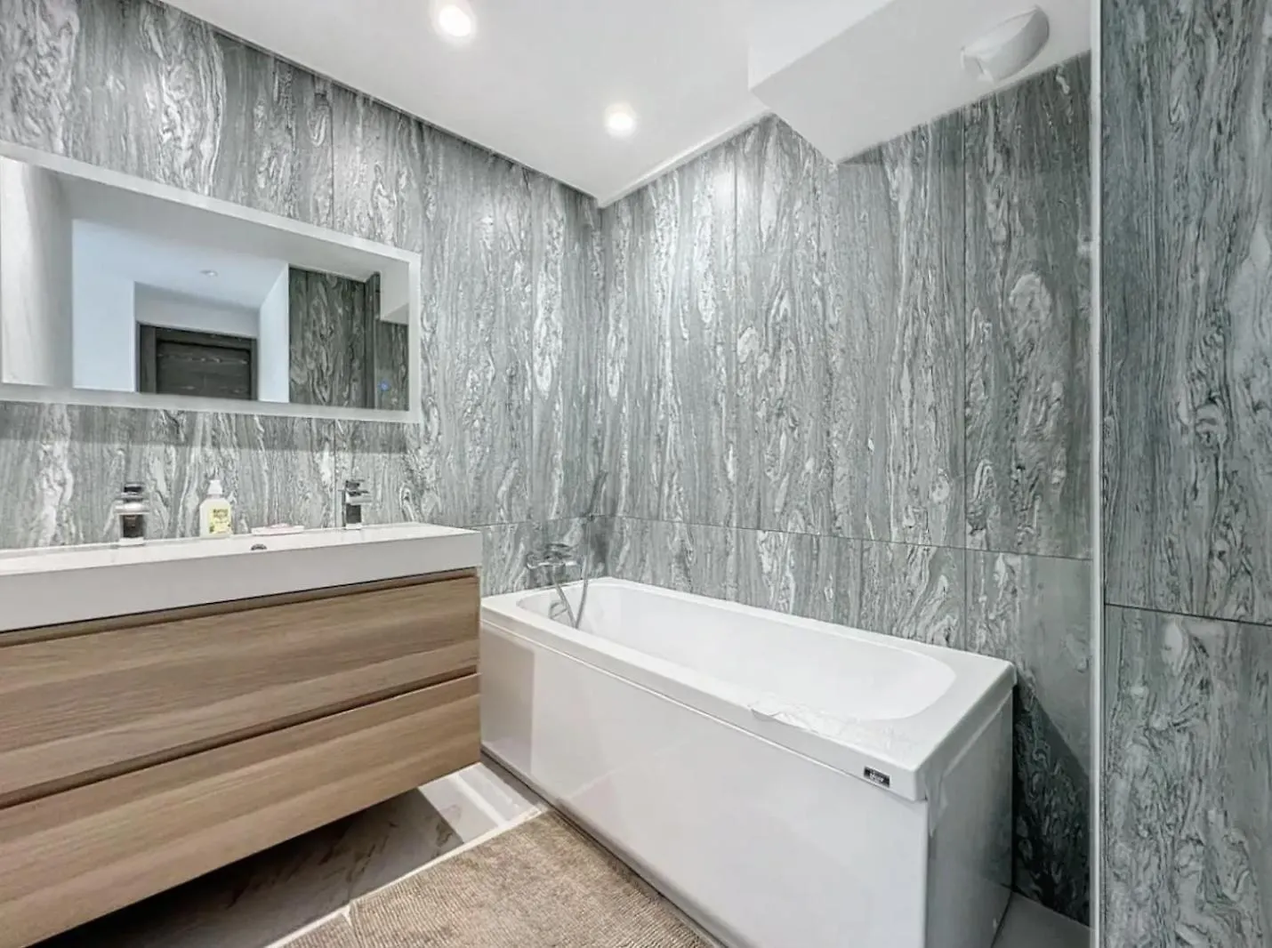 Modern 2 Bedroom In The Heart Of Канны Апартаменты